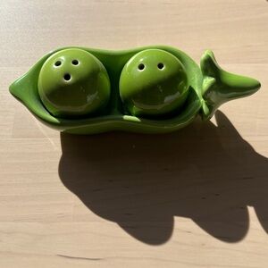 Green Ceramic Pea Pod Salt and Pepper Shaker Set